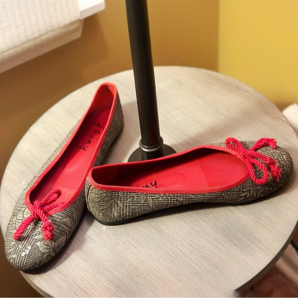 FS/NY DARK GREY SILVER BROCADE BALLET FLATS THICK RED LACE BOW 38 1/2 US 8 - Picture 2 of 5